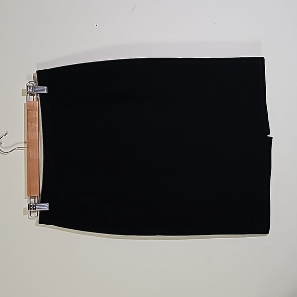 Loft Black Skirt with two front pockets Size 2 - Picture 1 of 7